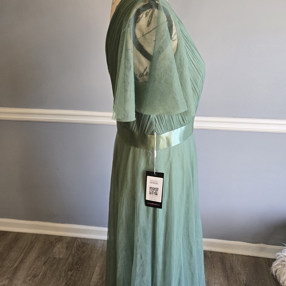 Elegant Green Evening Gown - Picture 6 of 8